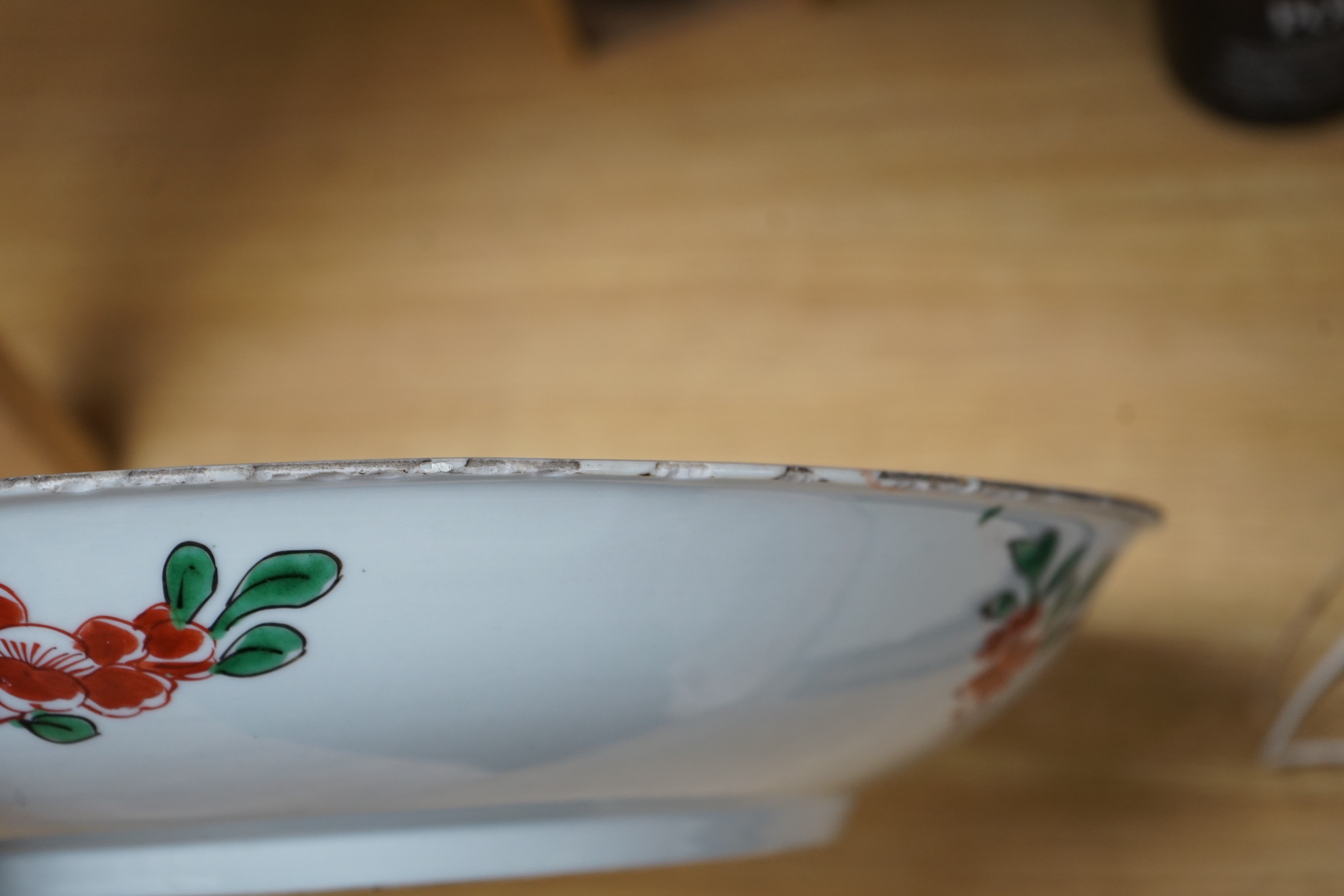 A Chinese famille verte charger, Kangxi period 38cm diameter